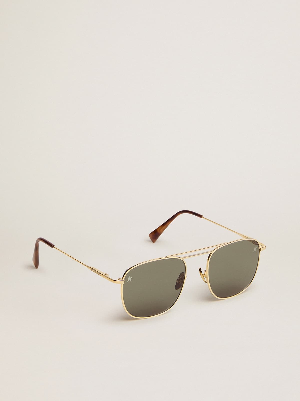 Aviator sunglasses with gold frame and green lenses - 1