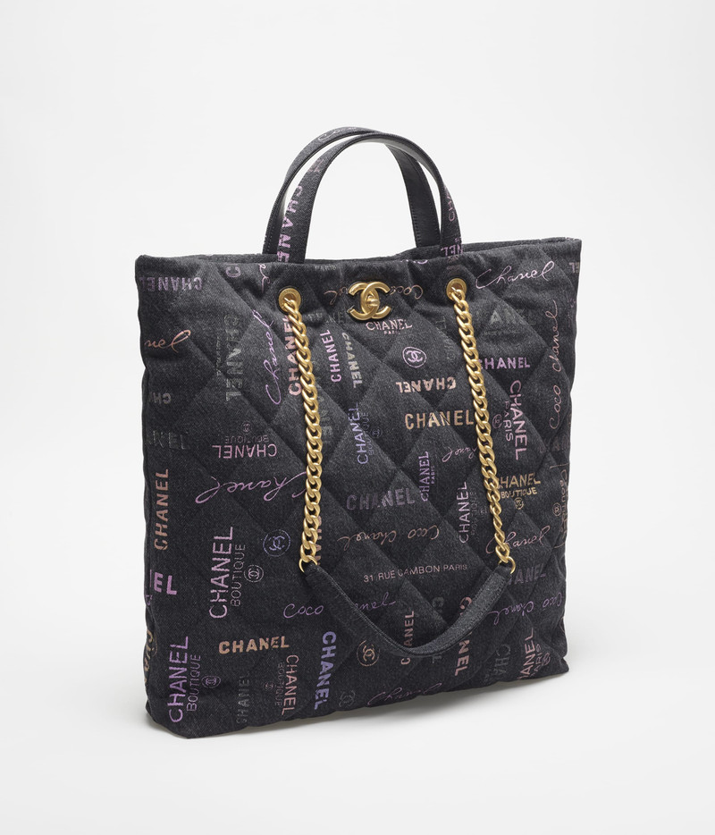 CHANEL Maxi Shopping Bag outlook