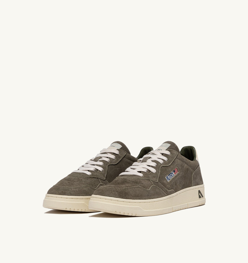 AUTRY MEDALIST LOW SNEAKERS IN MISTLETOE AND OFF WHITE SUEDE outlook