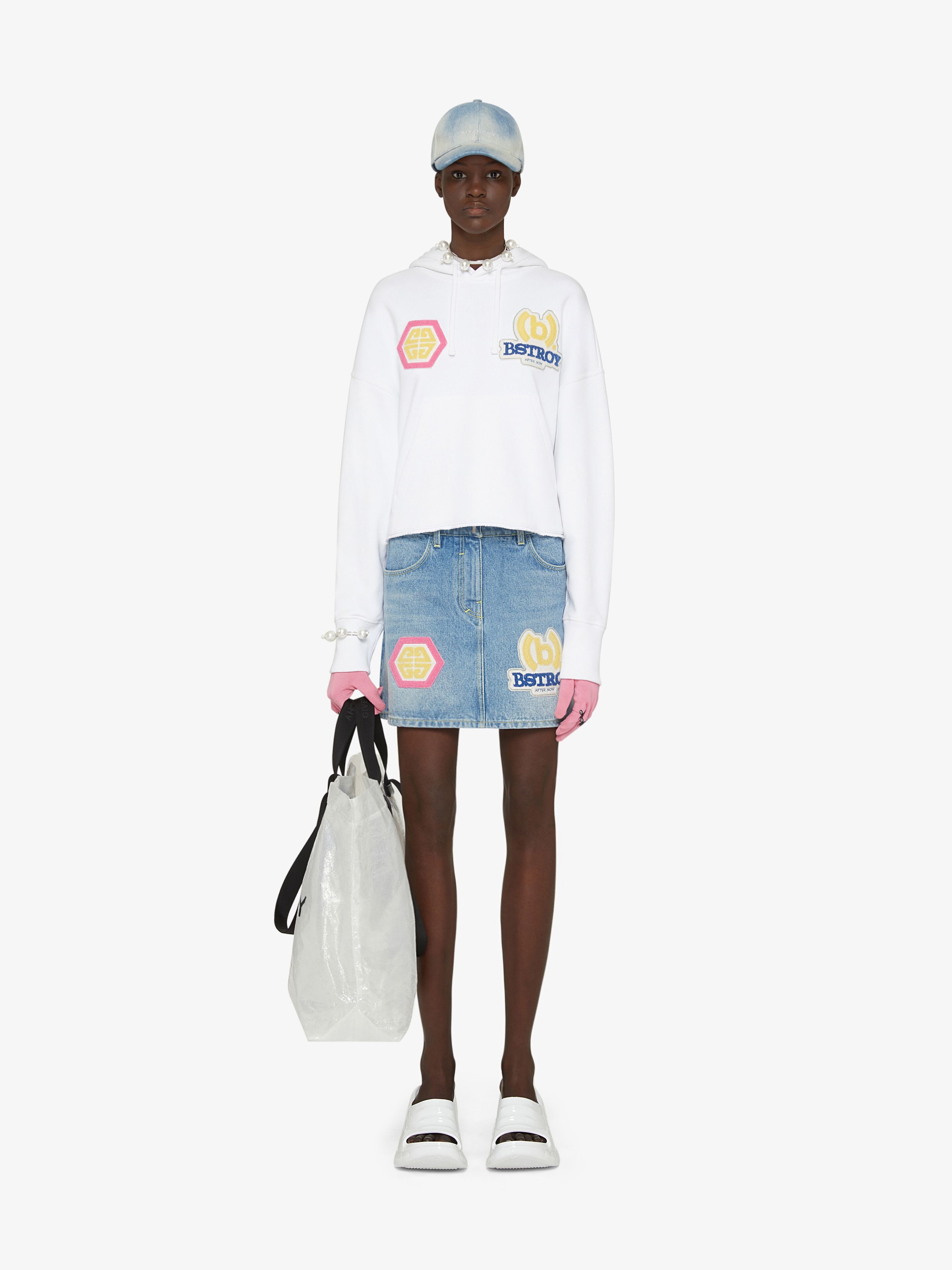 CROPPED HOODIE WITH EMBROIDERED PATCHES - 2