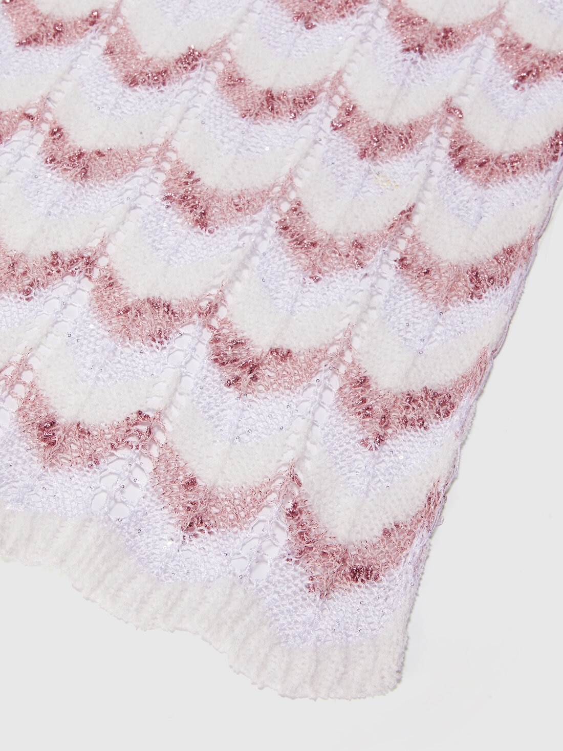 Knit scarf with chevron pattern - 2