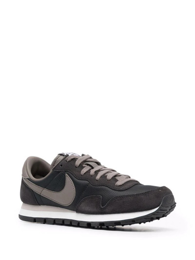 Nike Venture Runner low top sneakers outlook