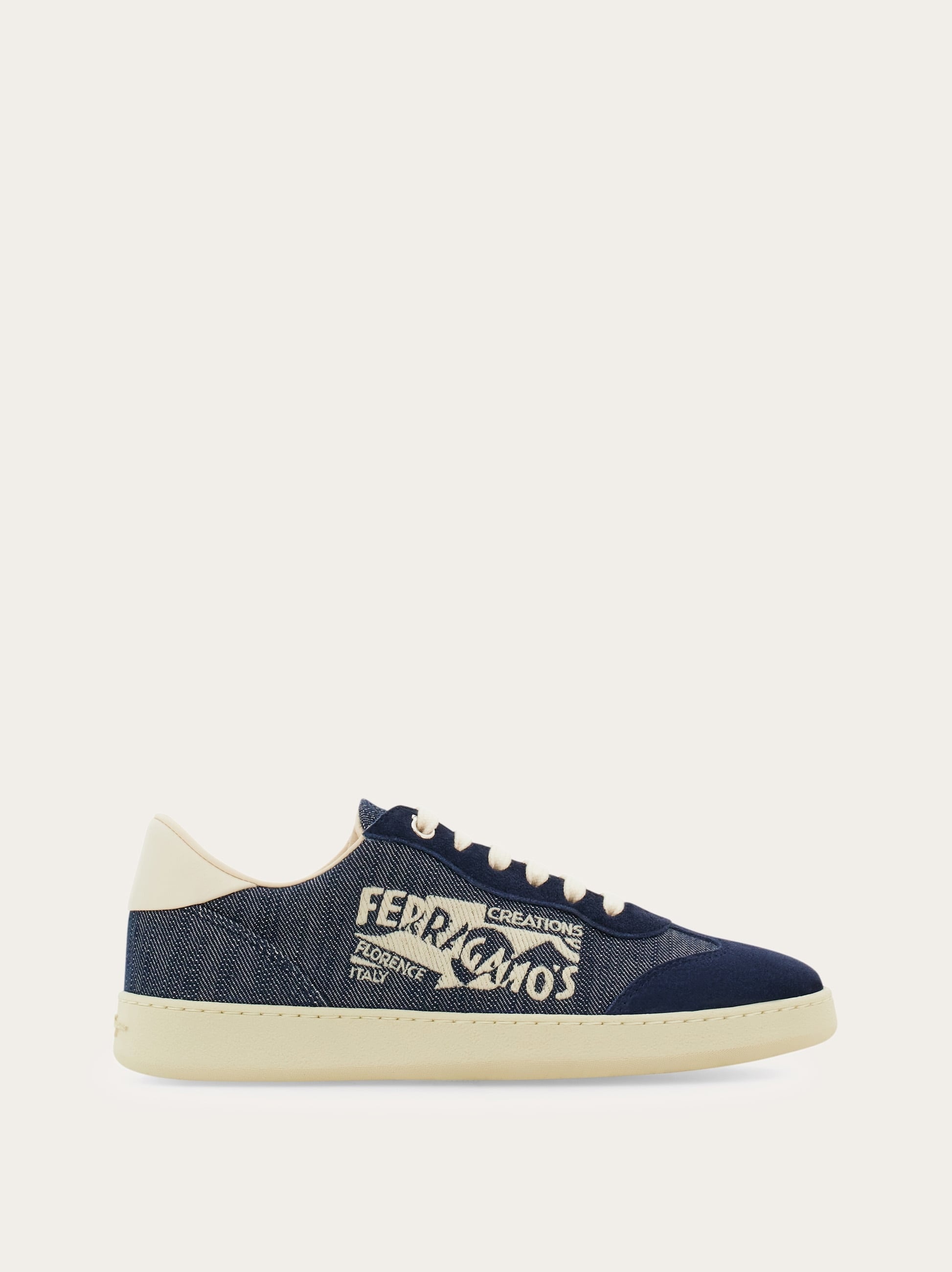 Low top sneaker with logo - 1