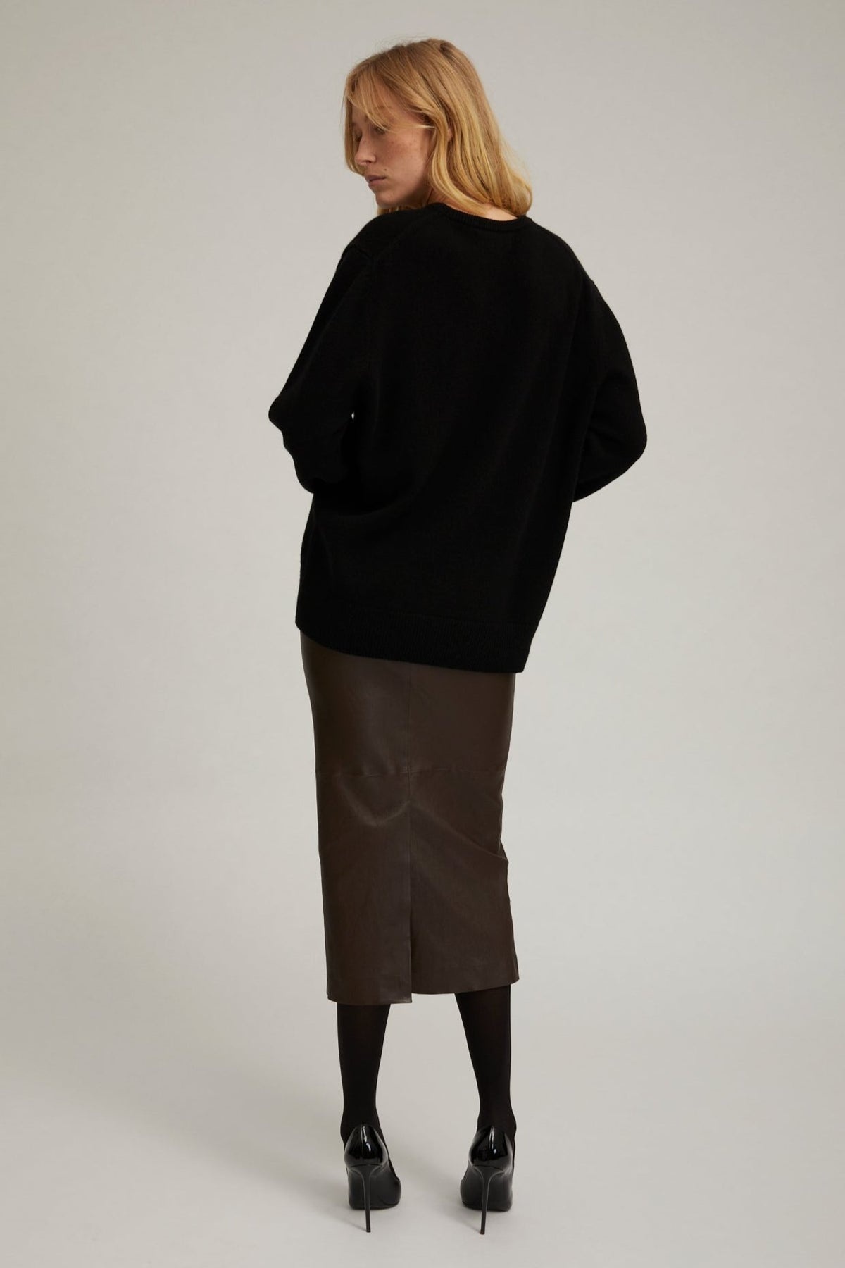 BLACK CASHMERE V-NECK BOYFRIEND SWEATER - 4