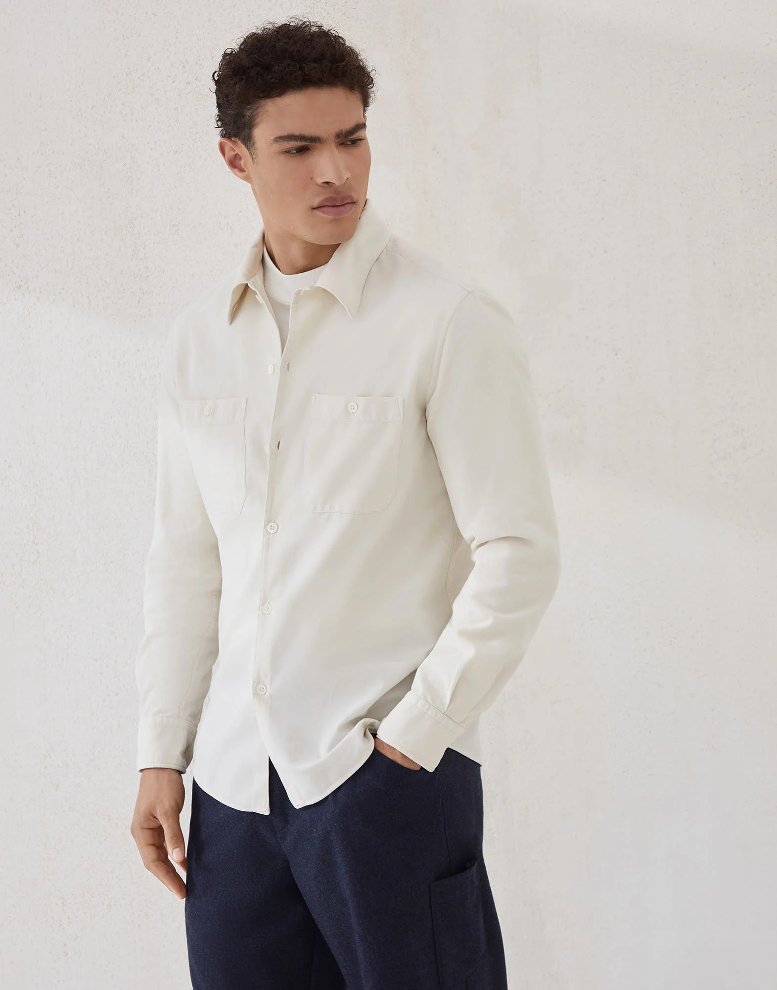 Garment-dyed easy fit shirt in narrow wale corduroy with chest pockets - 1