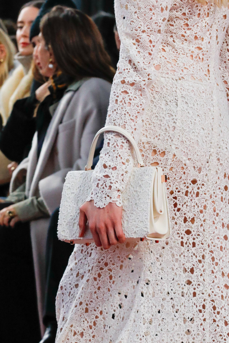 GABRIELA HEARST Carrington Bag in Ivory Cashmere Lace outlook