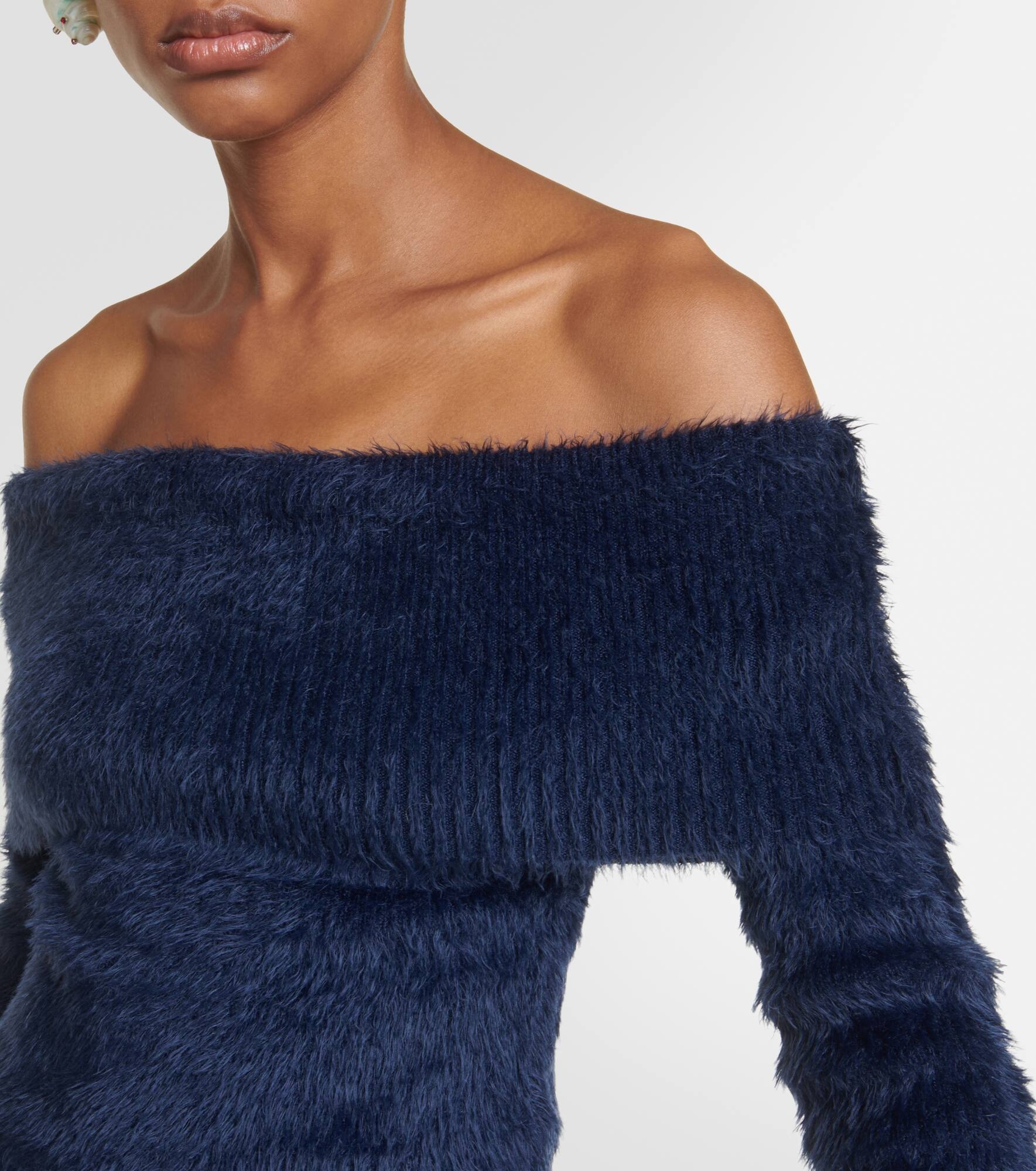 Off-shoulder cropped sweater - 4