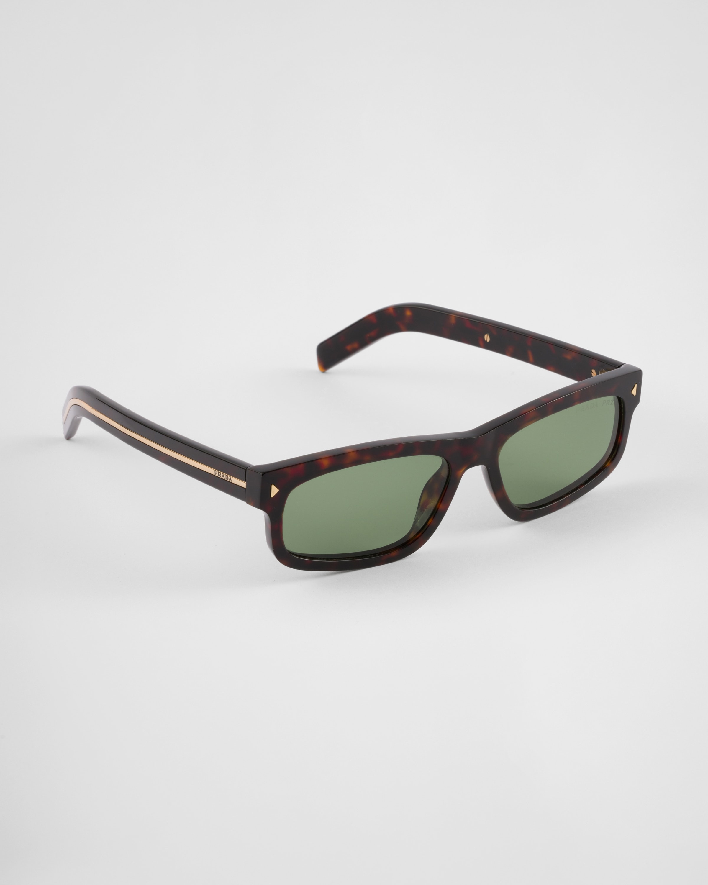 Sunglasses with the iconic metal plaque - 3