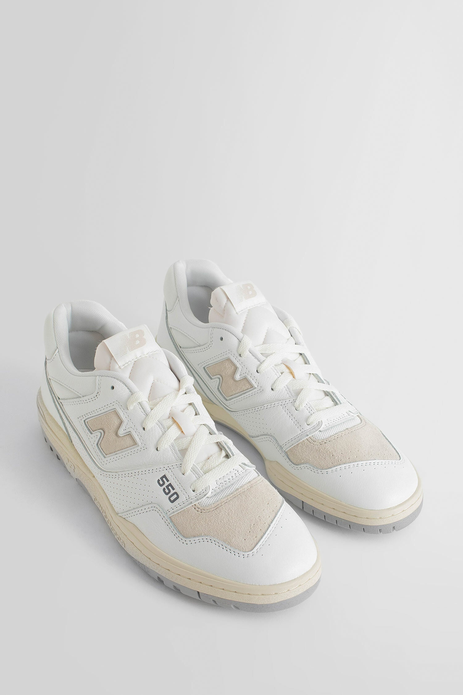 NEW BALANCE UNISEX WHITE SNEAKERS - 6