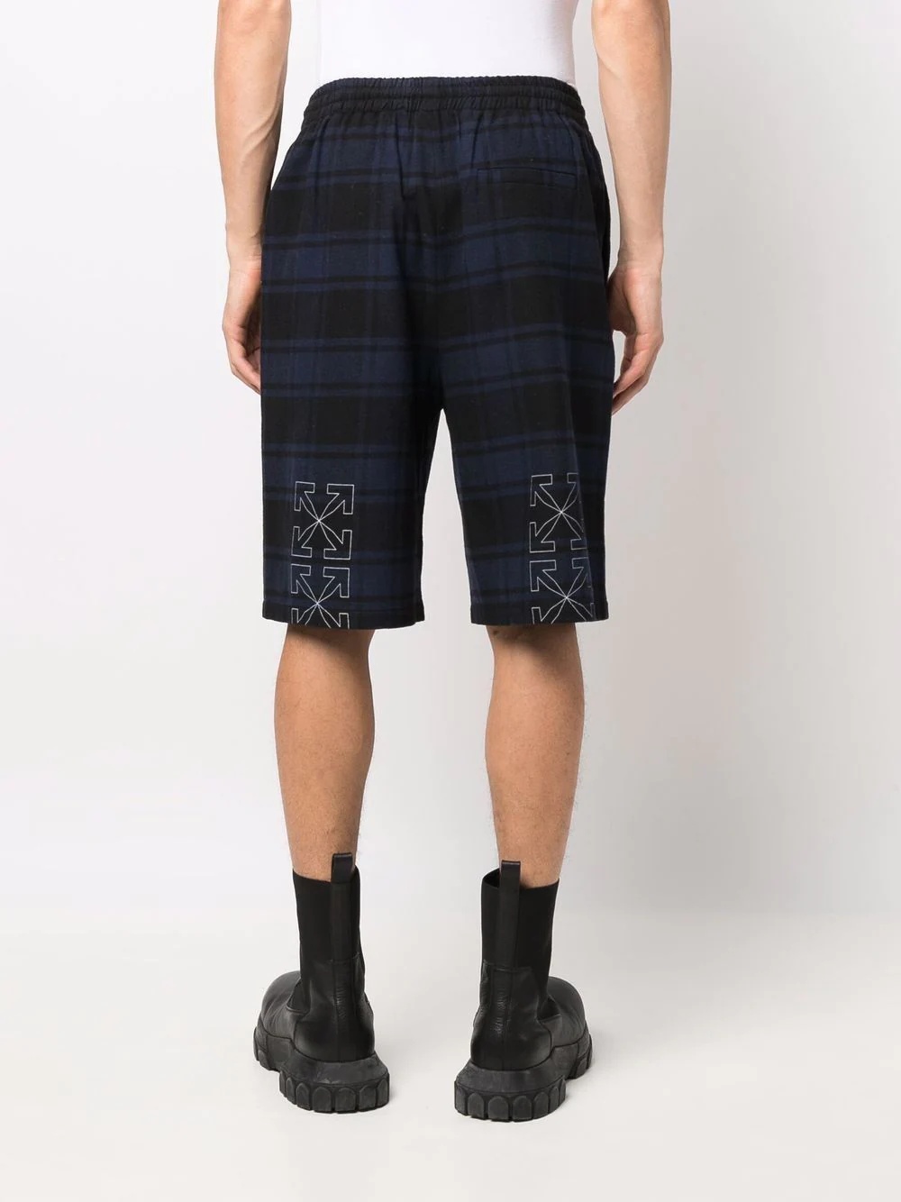 Arrows logo-print tartan shorts - 4