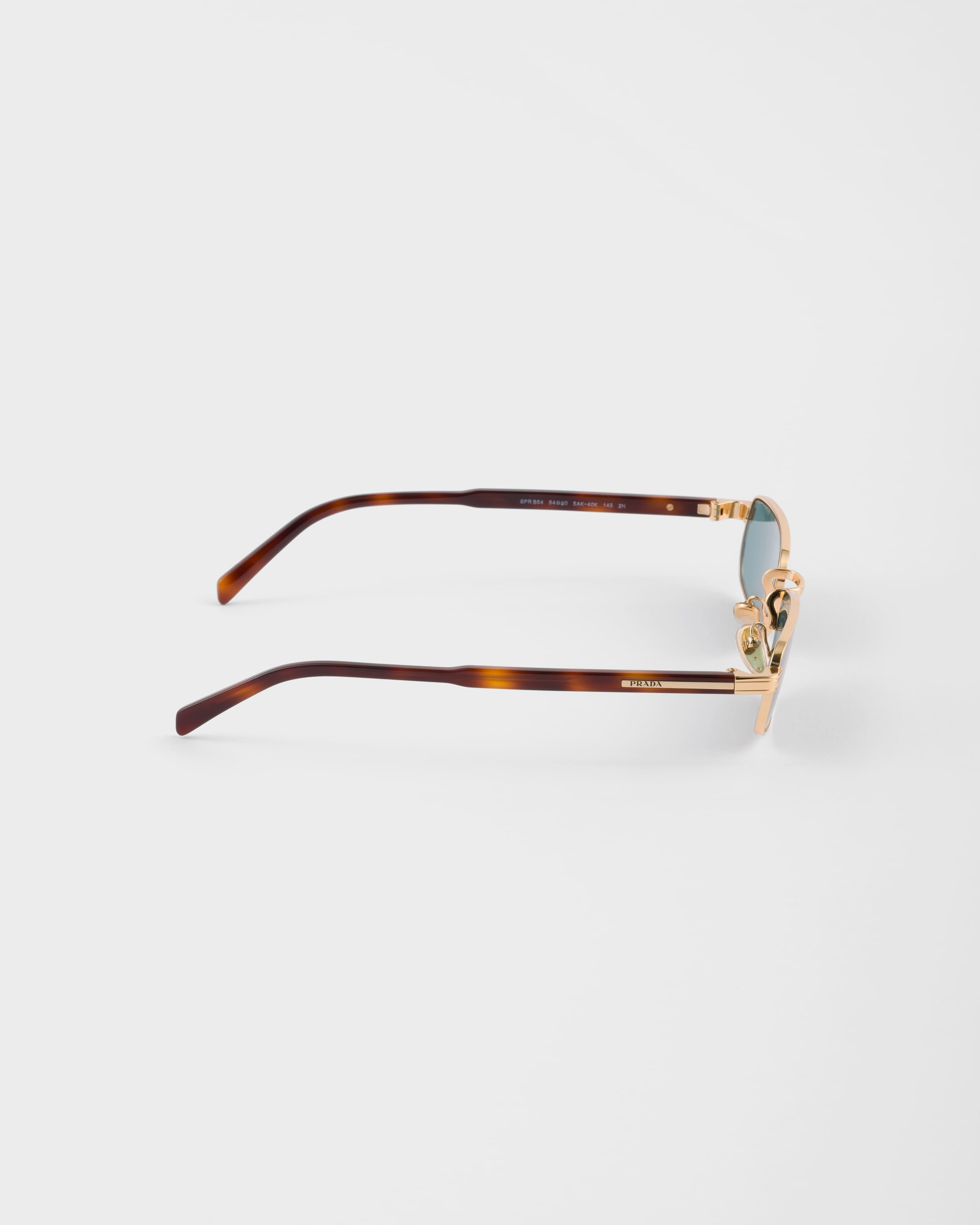Sunglasses with the iconic metal plaque - 3