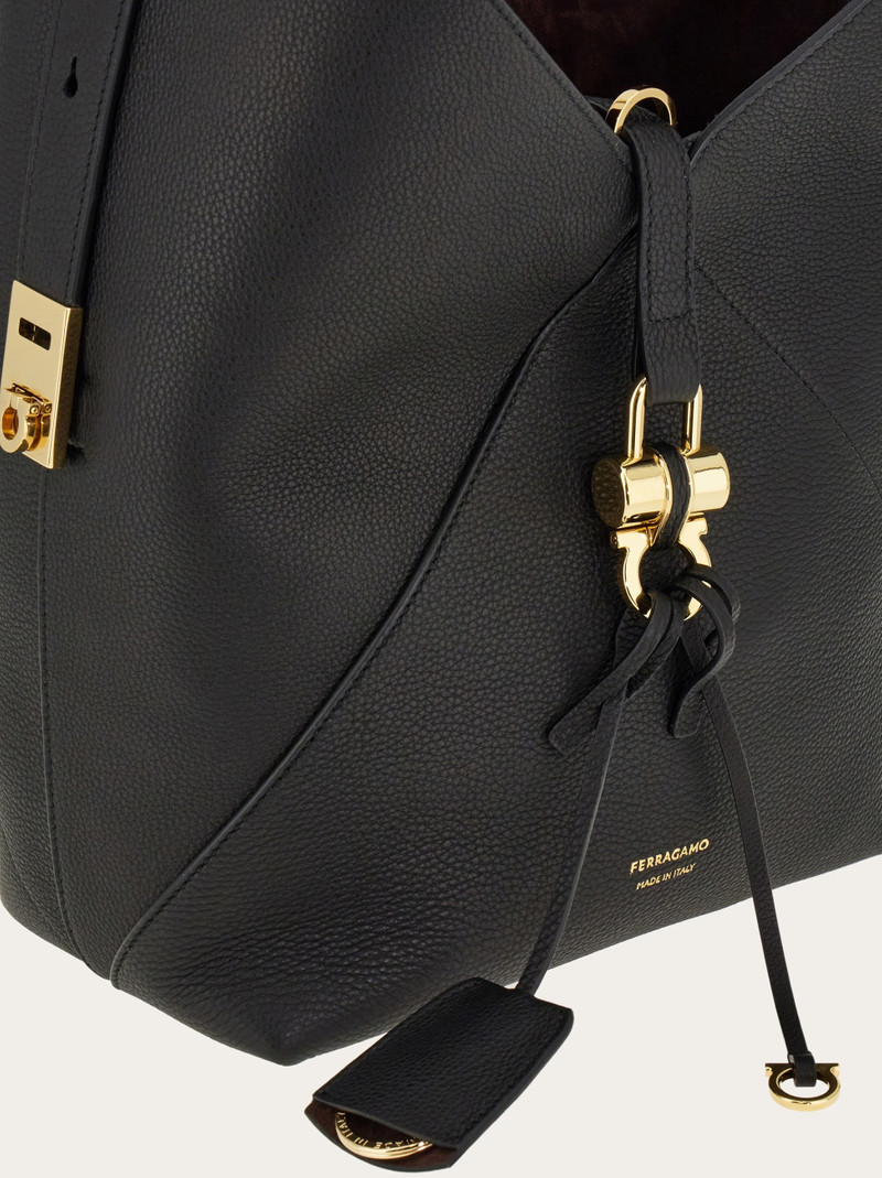 V-shaped hobo bag (M) 7