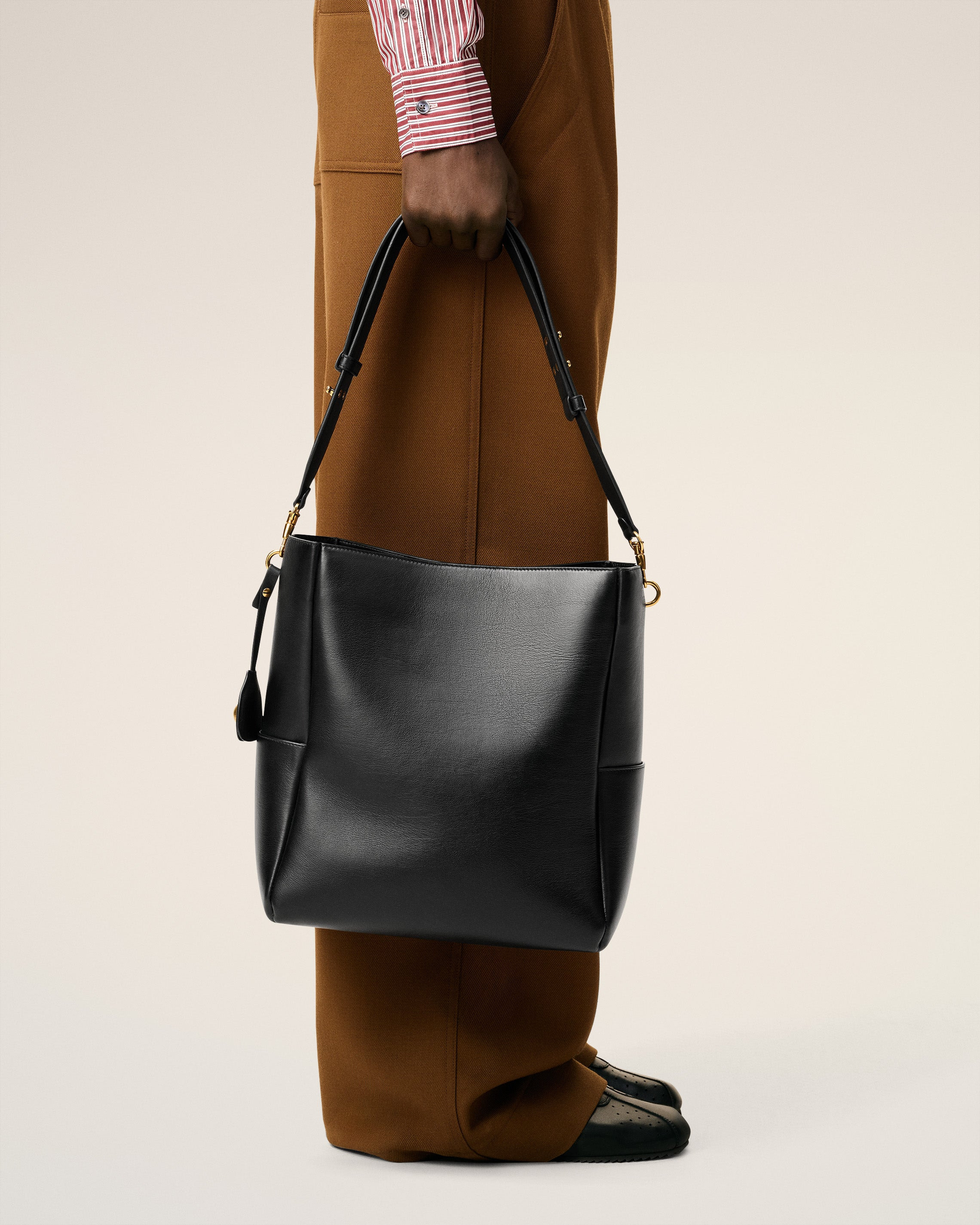 BLACK SMOOTH LEATHER CARROUSEL BUCKET BAG - 2