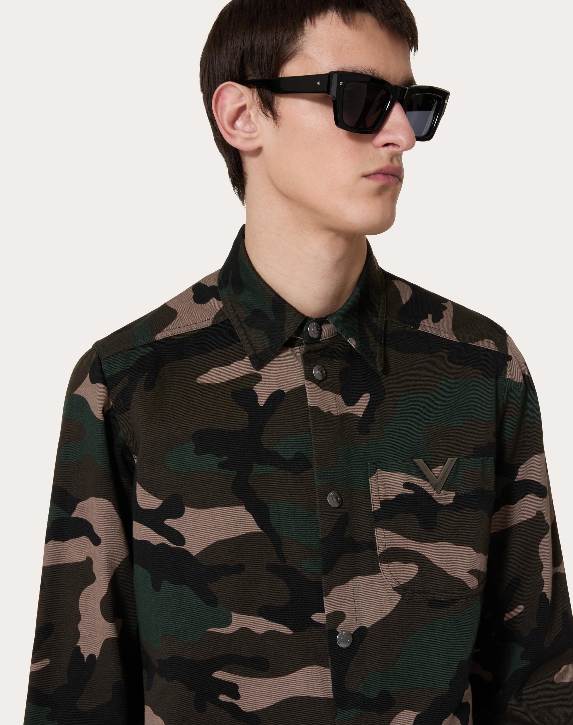 SHIRT JACKET IN COTTON GABARDINE WITH CAMOUFLAGE PRINT AND METALLIC V DETAIL - 5