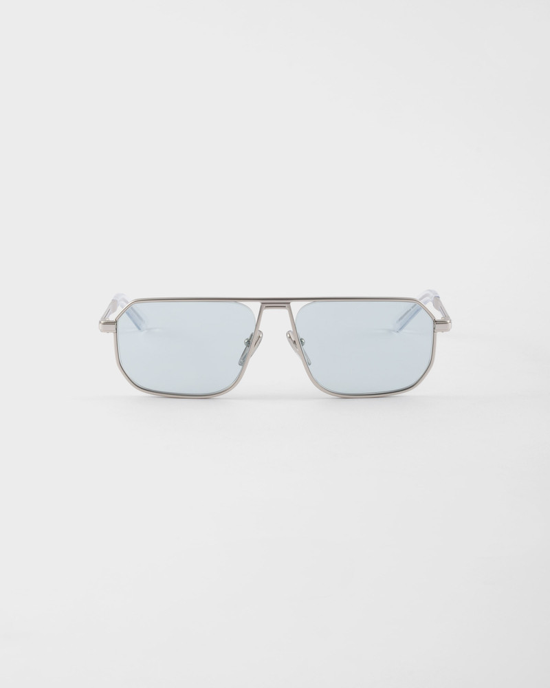 Sunglasses with the iconic metal plaque 1