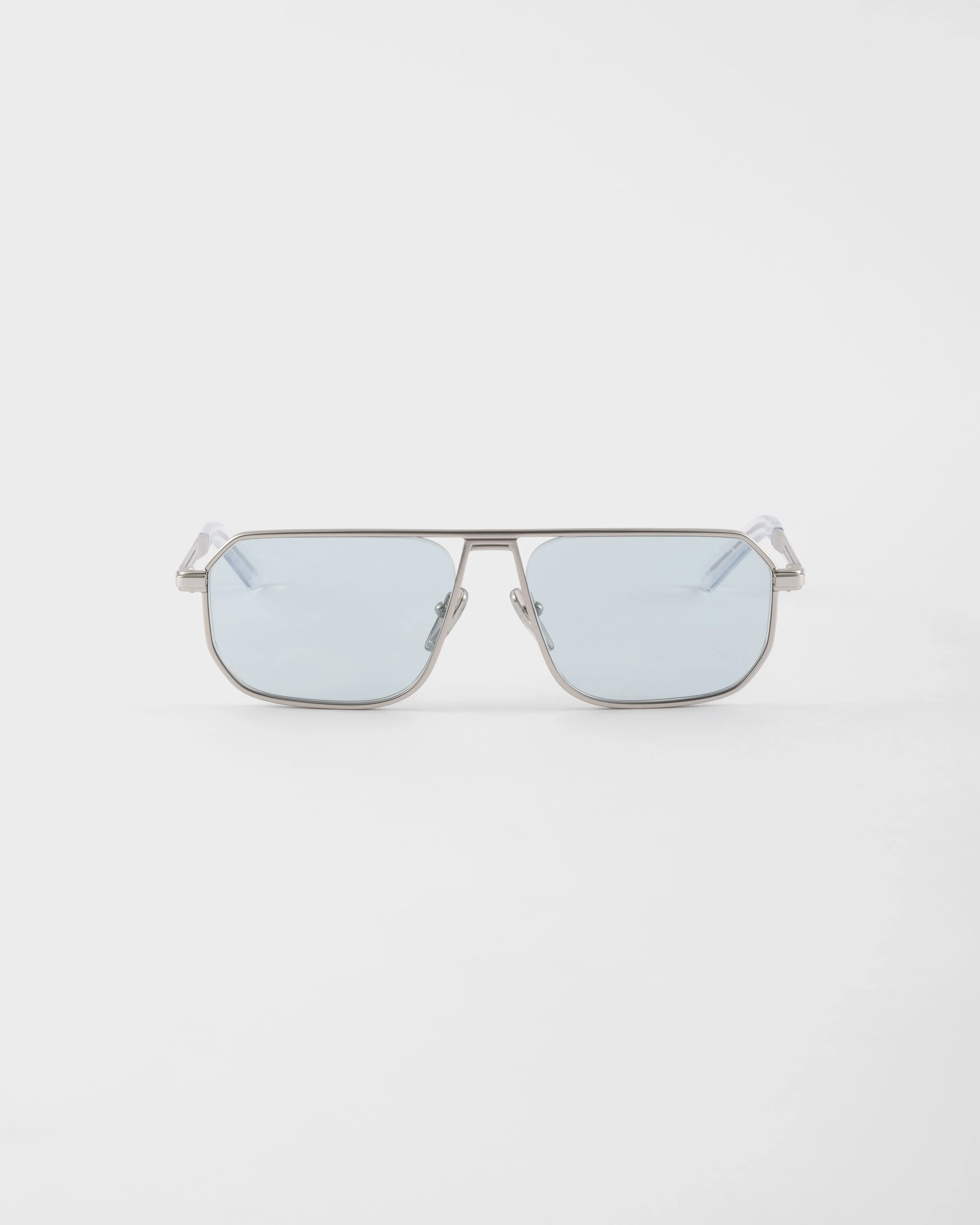 Sunglasses with the iconic metal plaque - 1