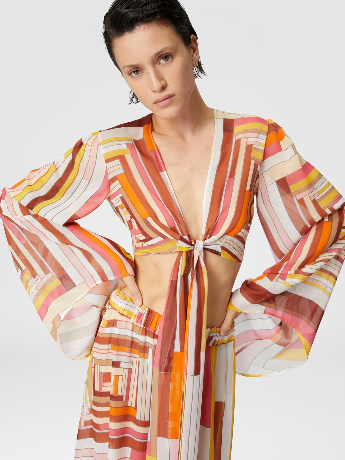 Printed silk crop top with wide sleeves and front knot - 4
