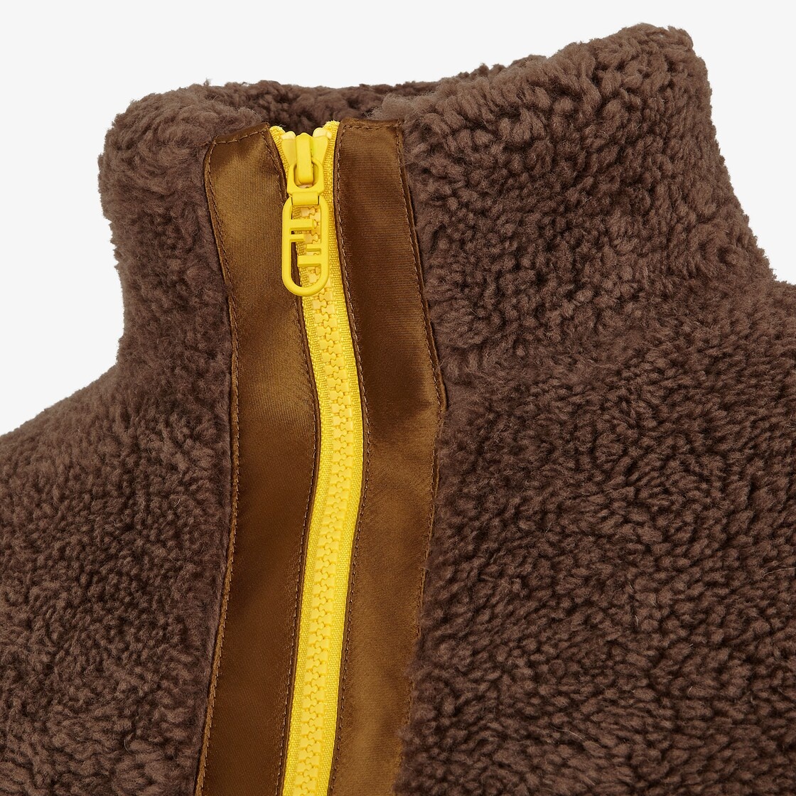 High collar cropped blouson, closed with a half zipper at the front. Made of teddy-effect brown wool - 3