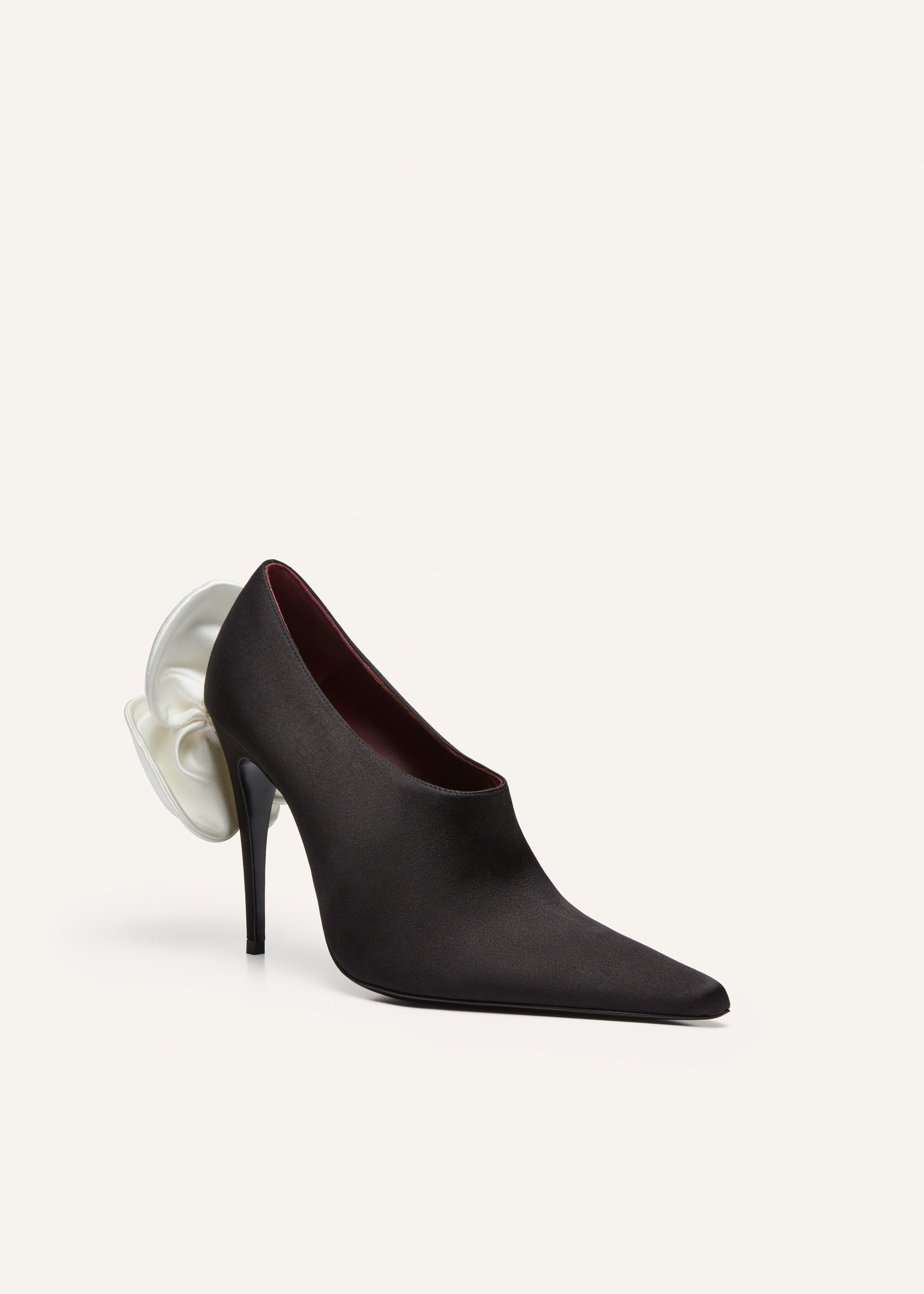White flower pointed pumps in black satin - 2