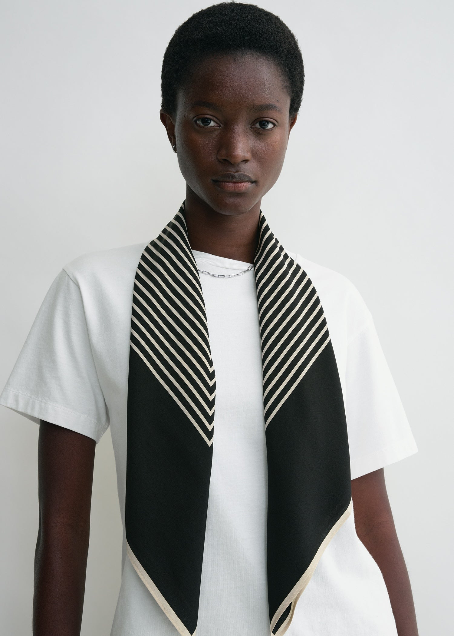 Centered monogram silk scarf black - 4