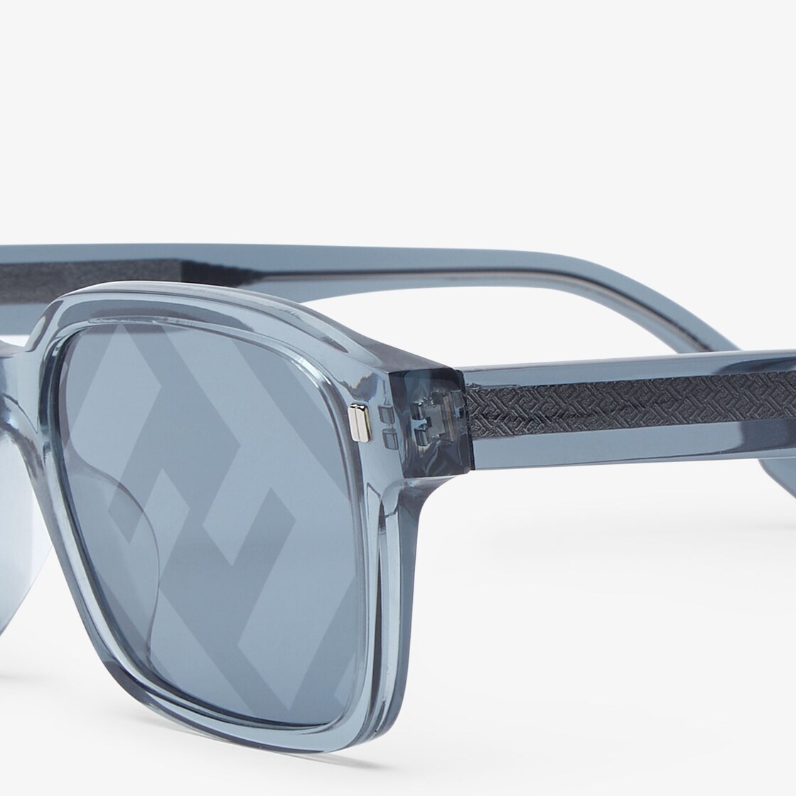 Square frames in transparent blue acetate with exclusive metal Pequin rivets on the front. Temples w - 3