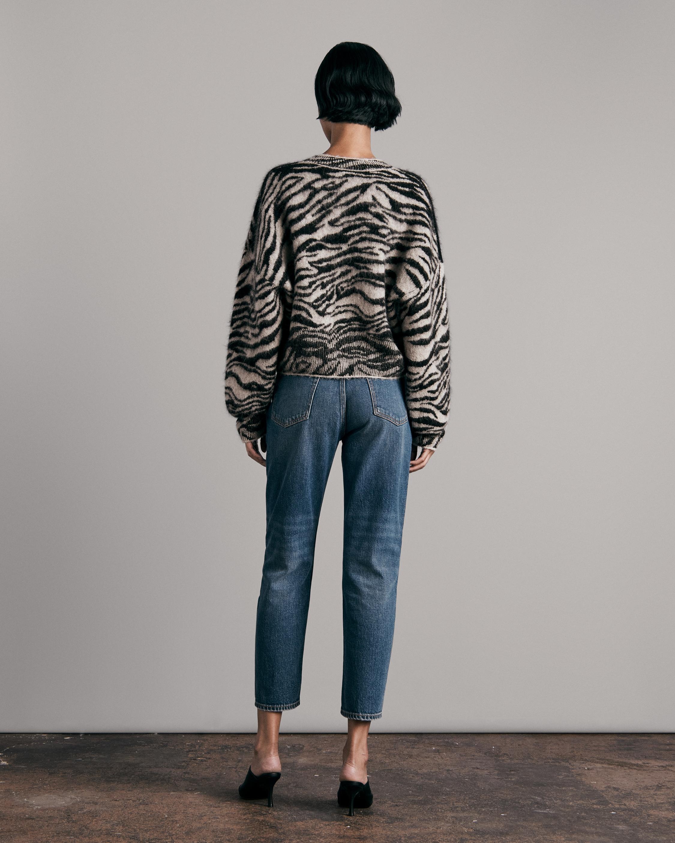 Sarah Tiger Wool Crew
Relaxed Fit Sweater - 5