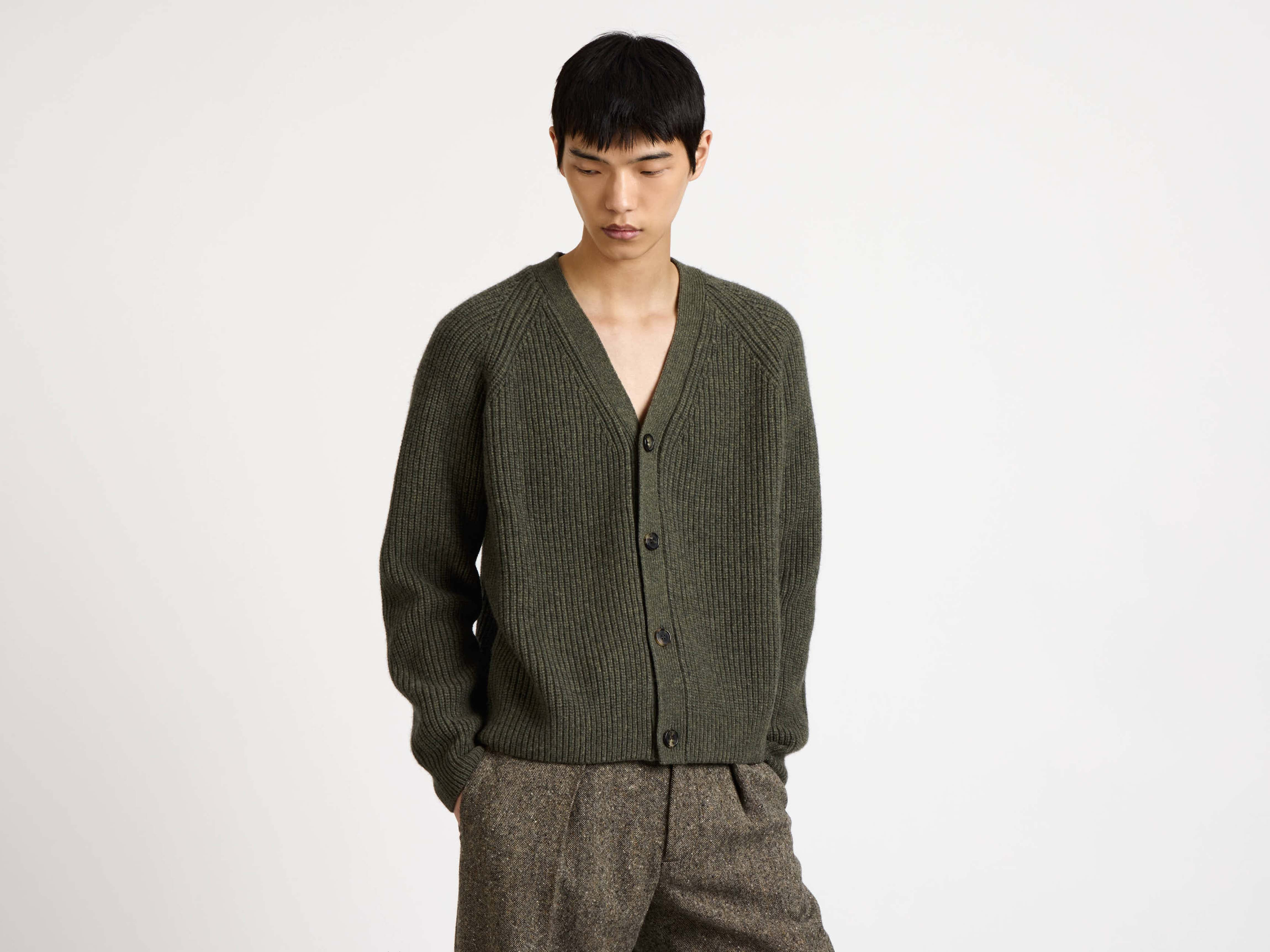 V-NECK CARDIGAN IN HUNTER GREEN - 4