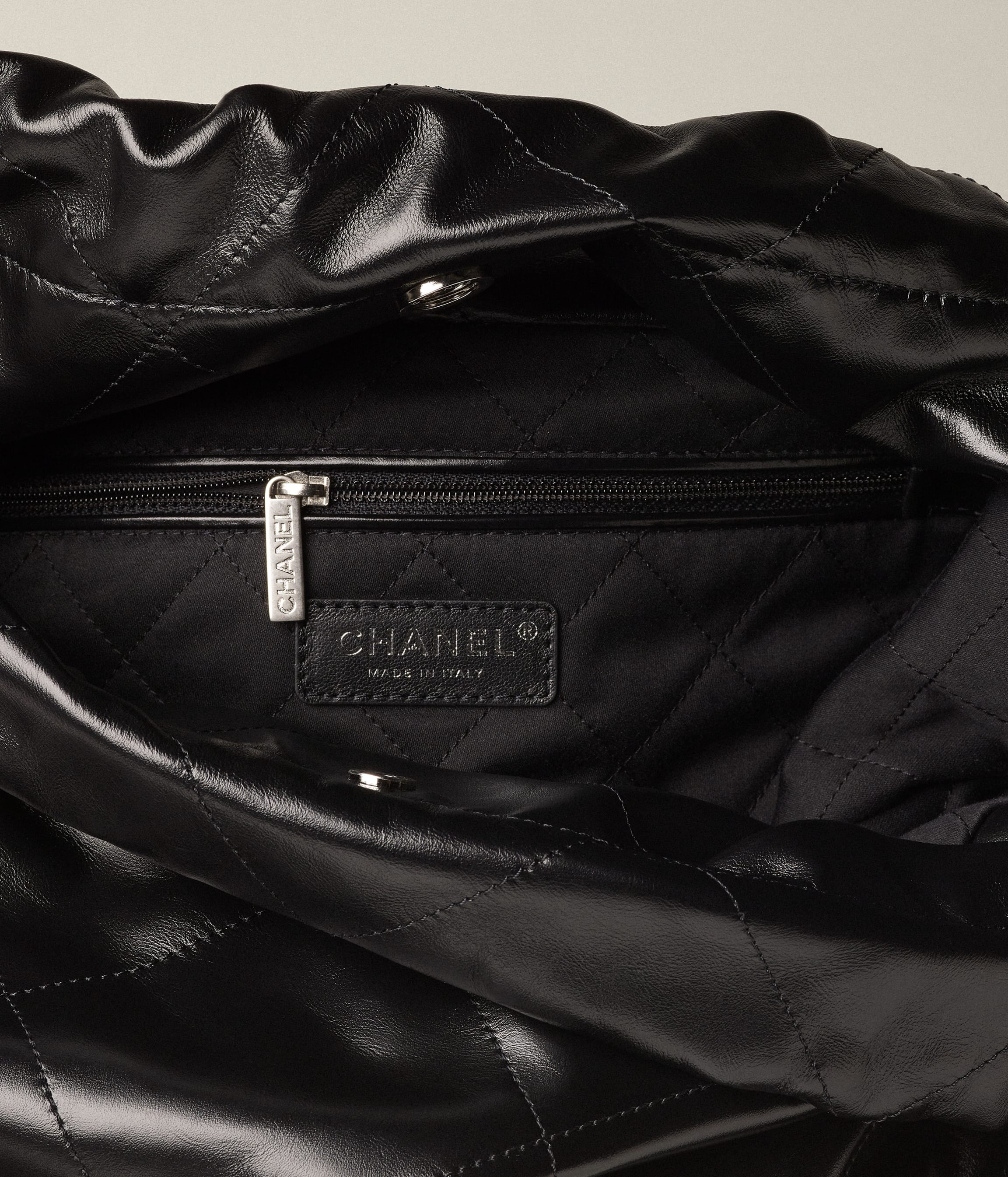 CHANEL 22 Handbag - 3