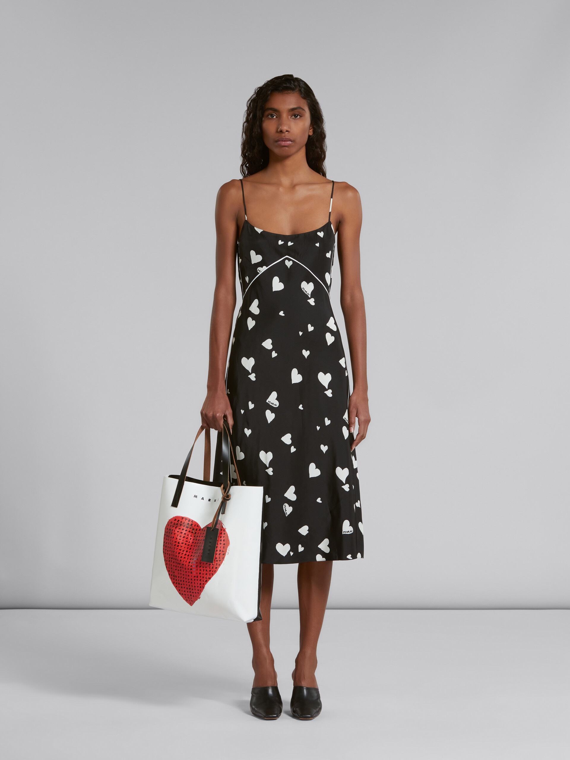 WHITE TOTE WITH WORDSEARCH HEART PRINT - 2