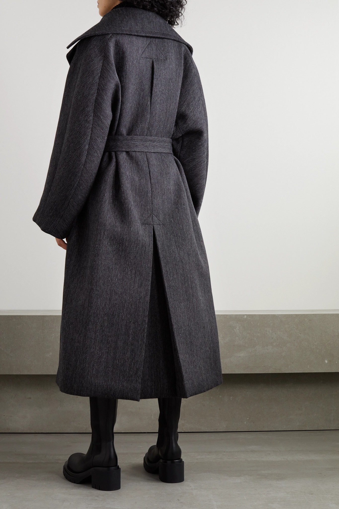 Oversized belted herringbone wool and cotton-blend coat - 4