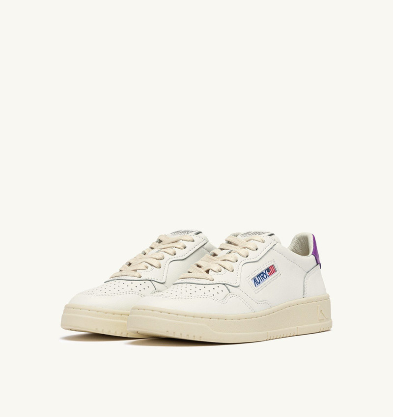 AUTRY MEDALIST LOW SNEAKERS IN WHITE LEATHER AND DEWBERRY outlook