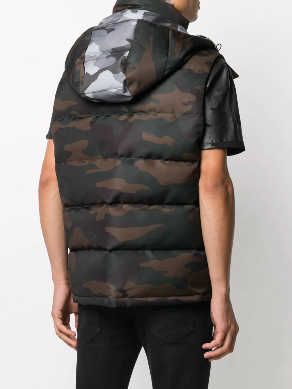 camouflage-print down gilet - 4