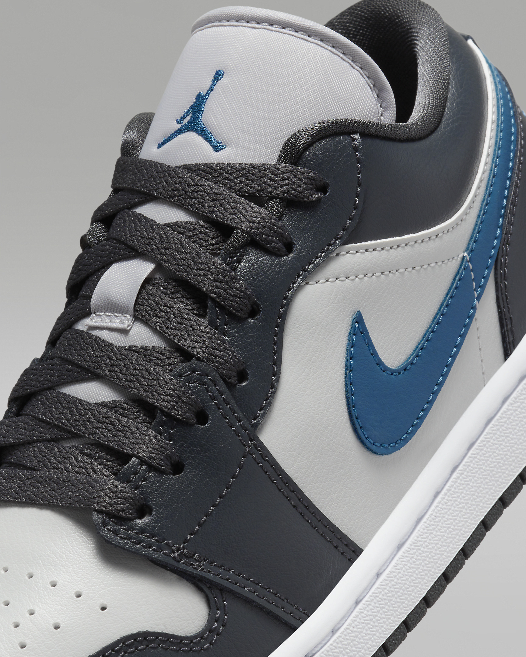 Air Jordan 1 Low Women's Shoes - 7