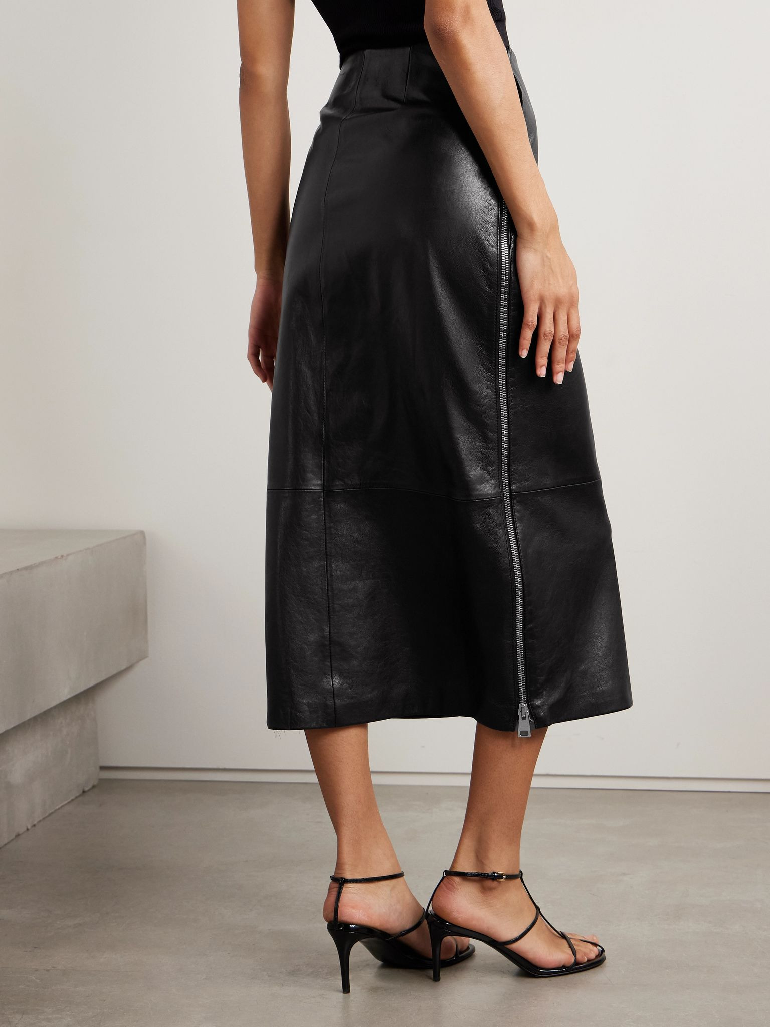 The Avery paneled leather midi skirt Black - 4