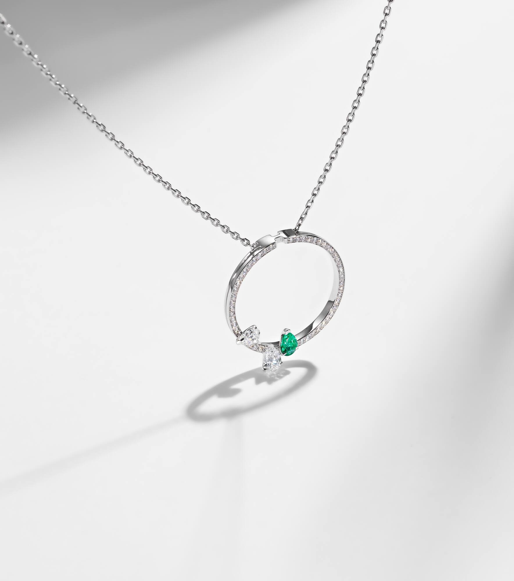 White gold emerald necklace with pavé diamonds - 5