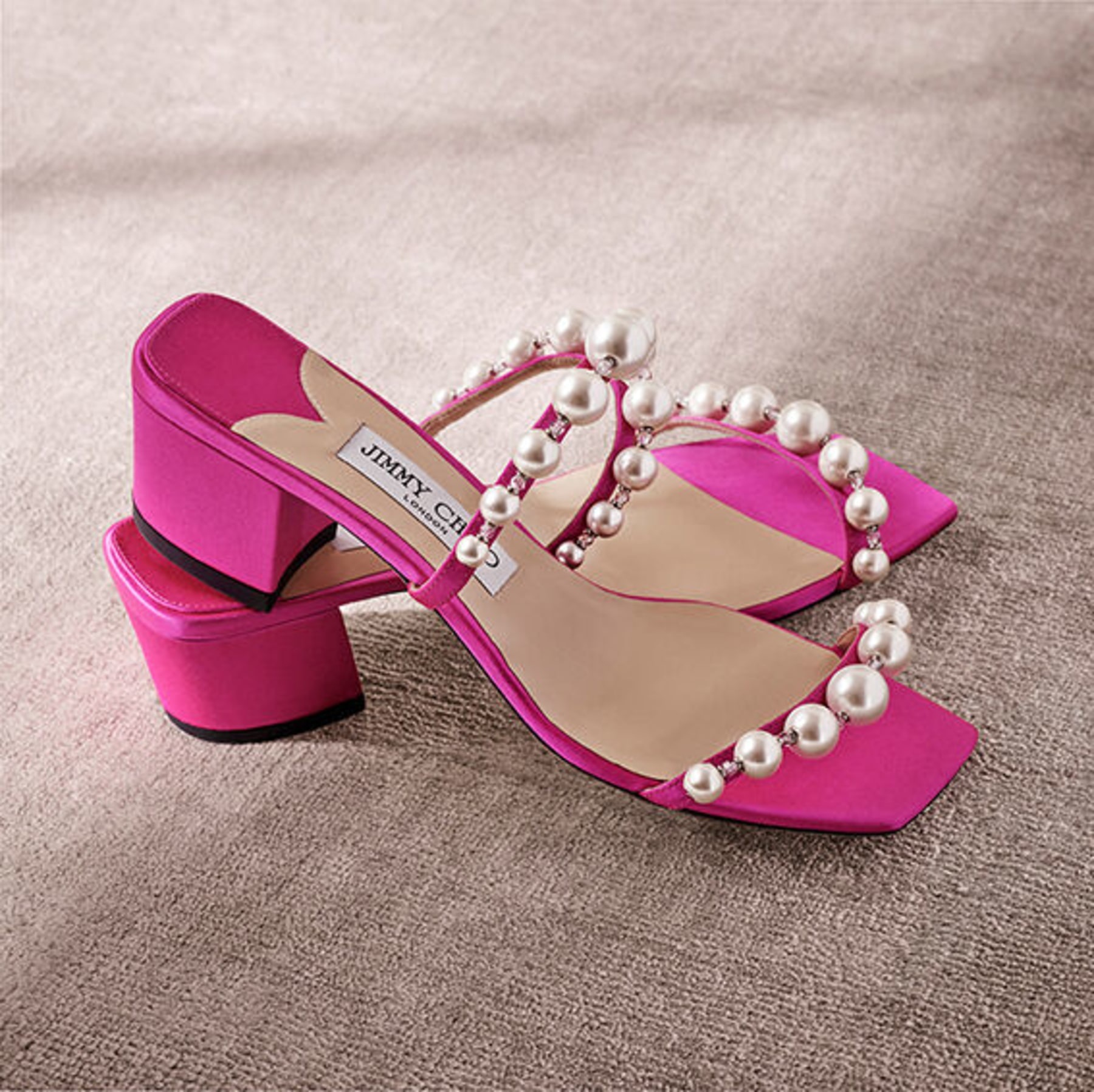 サンダル・ミュール Jimmy Choo Fuchsia satin Amara 85 mules JIMMY CHOO Amara 85 Fuchsia Satin Mules with Pearl