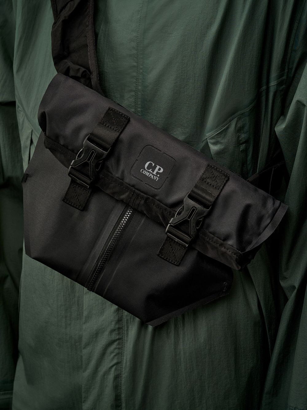 buckle-fastening roll-top transformable bag - 3