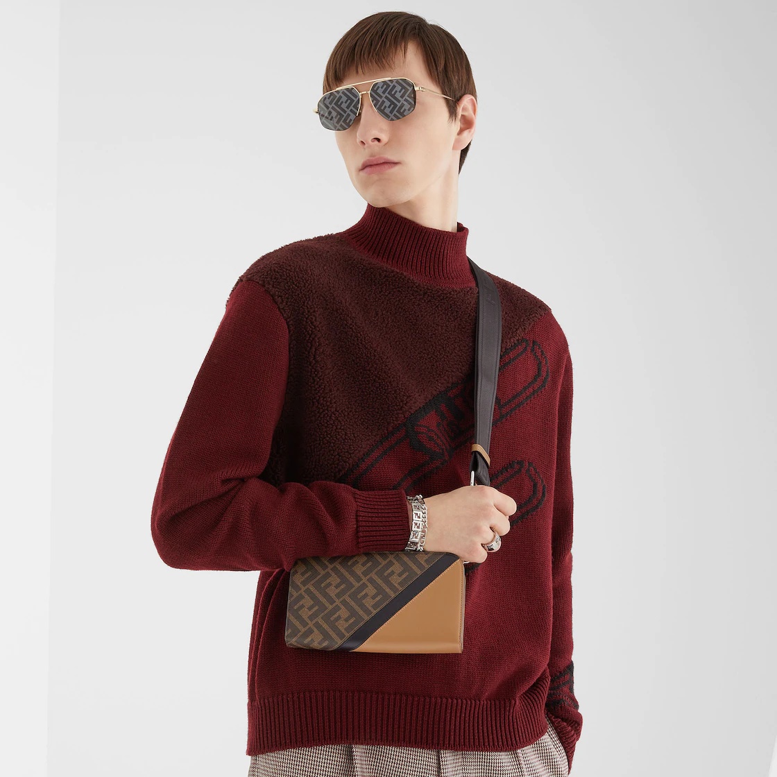 Wearable wallet with button fastening. The cross-body strap with FENDI lettering is adjustable and d - 5