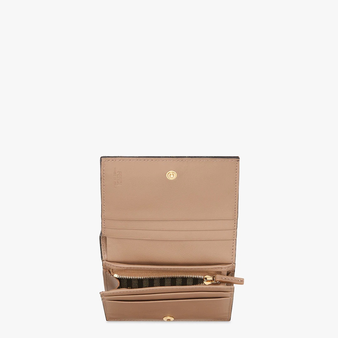 Small Baguette bi-fold wallet. Interior organized with flat pockets, a coin pocket with zip, four ca - 3