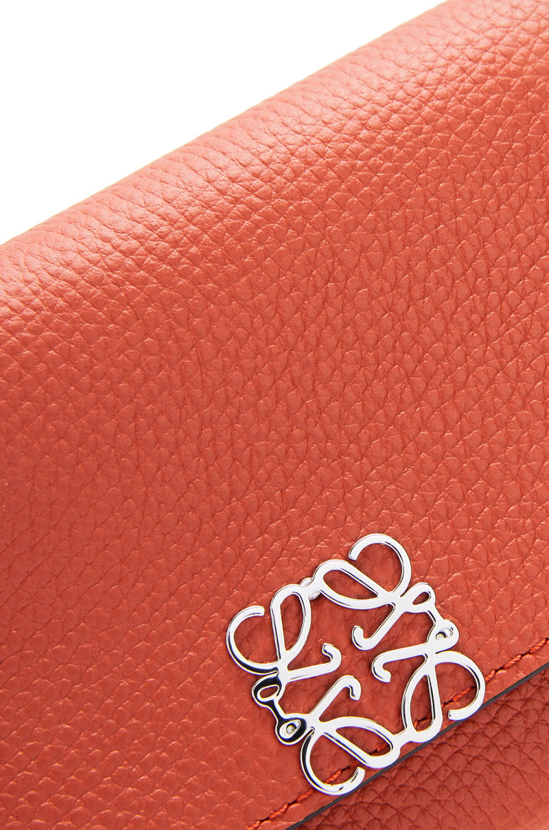 Anagram wallet on chain in pebble grain calfskin 5
