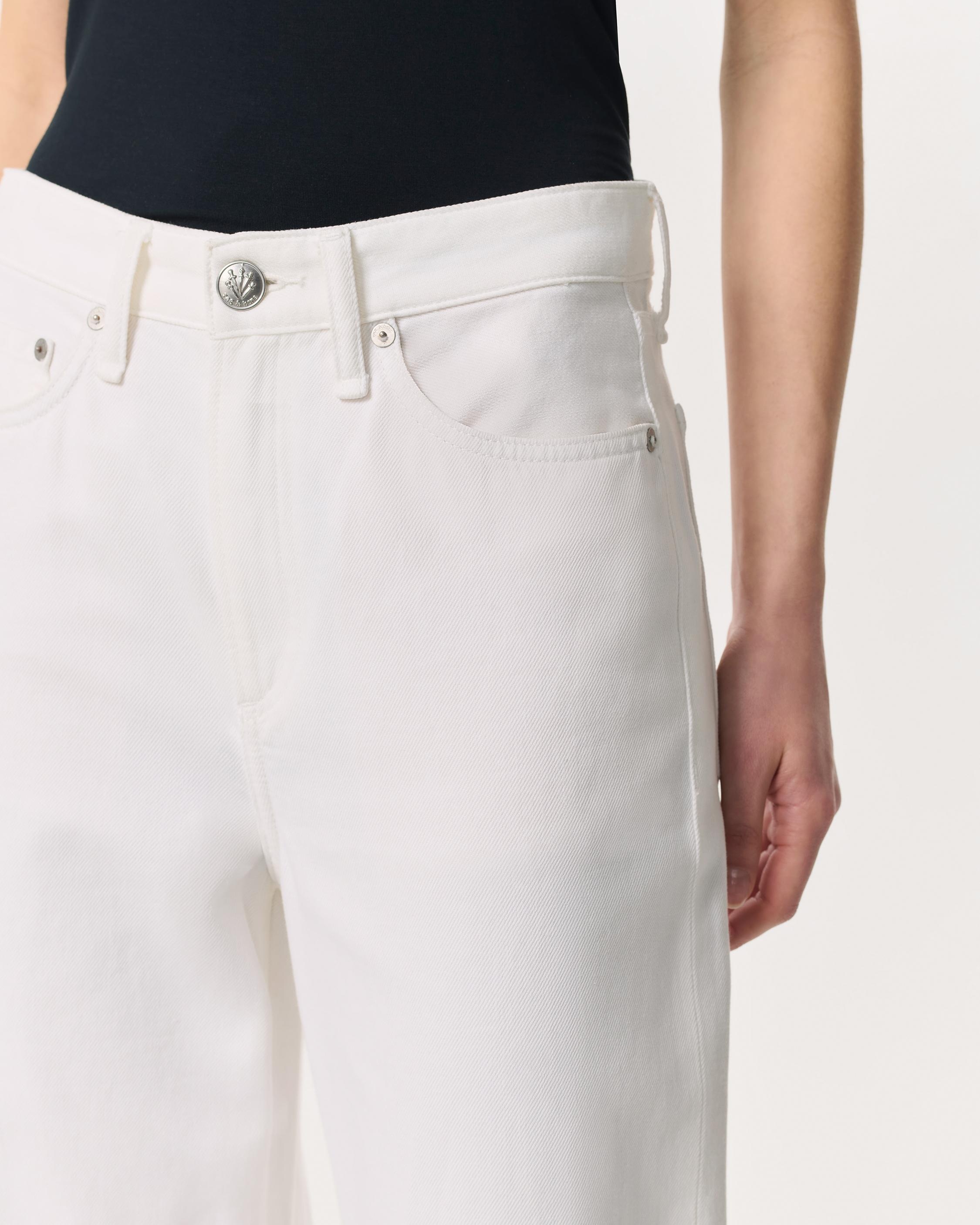 Featherweight Logan Wide-Leg Jeans
Featherweight Denim - 4