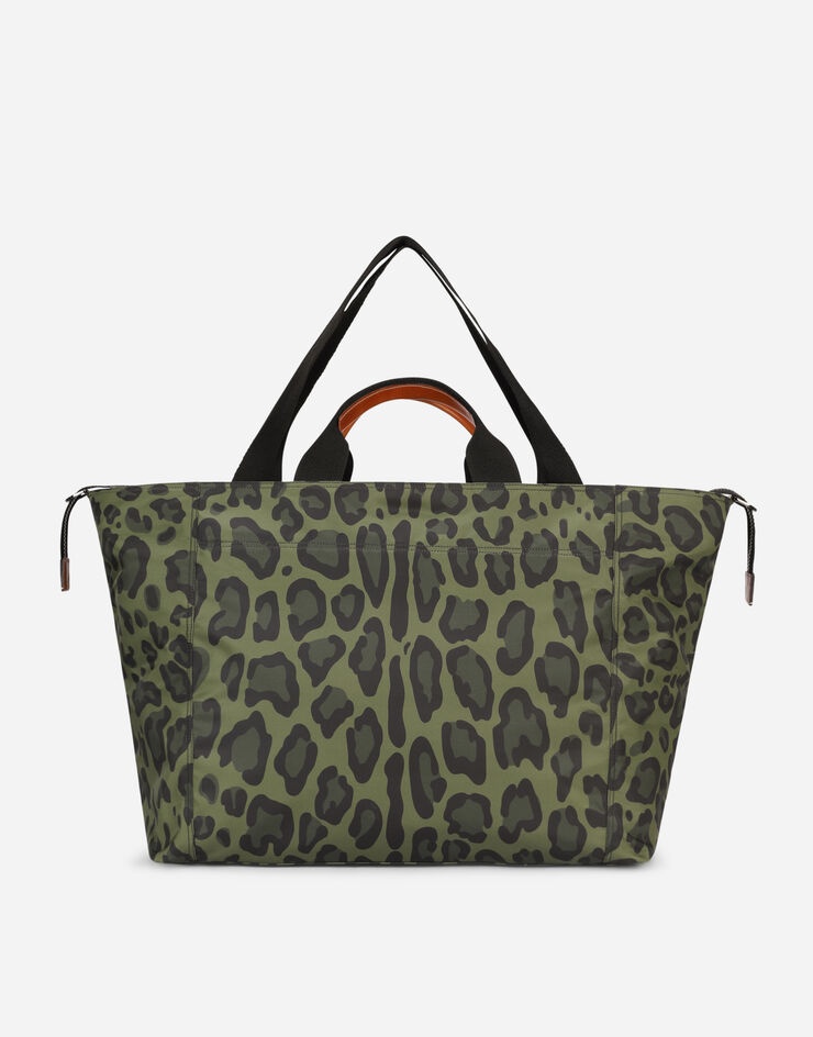 Nylon travel bag with leopard print against a green background and branded plate - 4