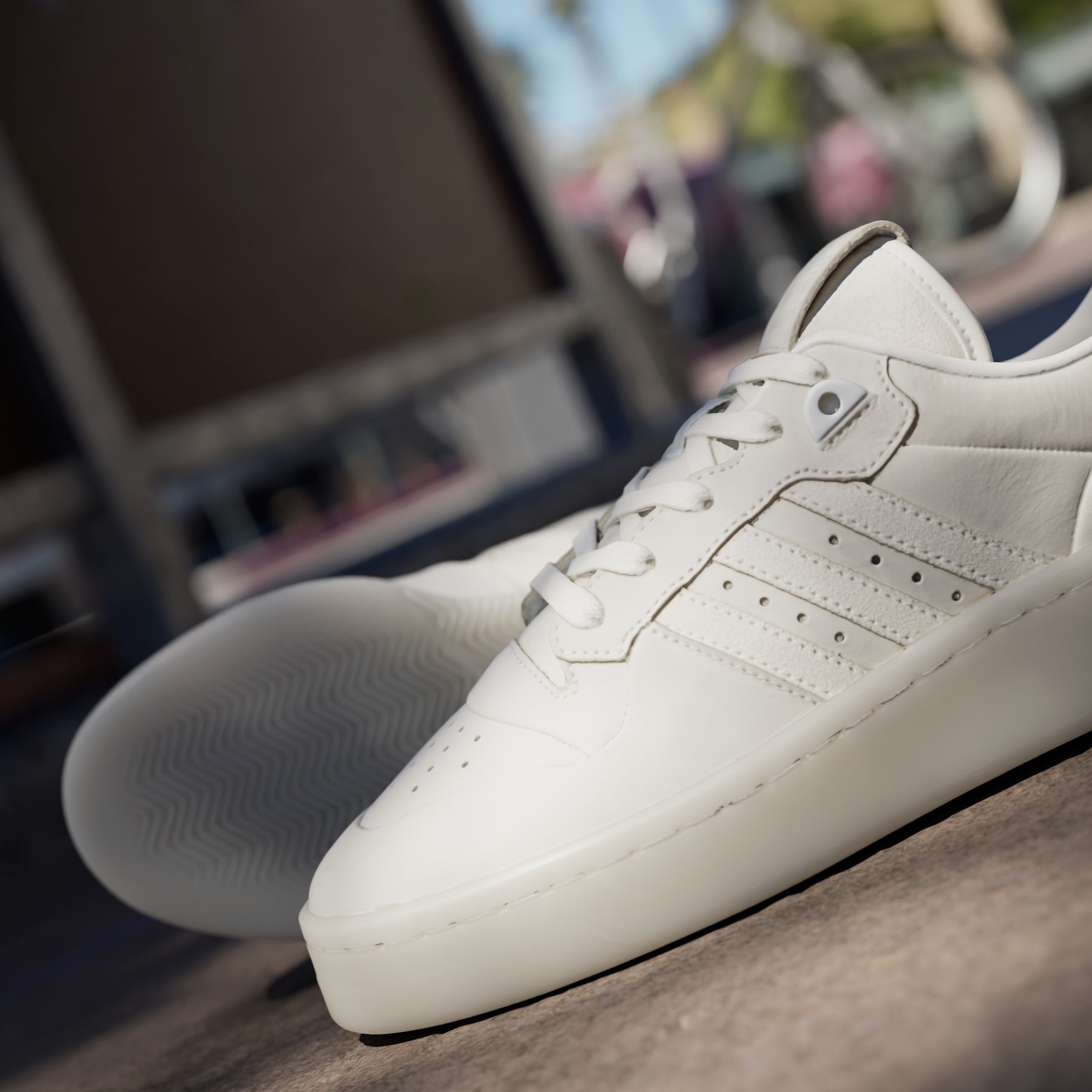 スニーカー adidas Rivalry Luxe Low Cream White adidas Rivalry Lux Low Top Basketball Sneaker (Women