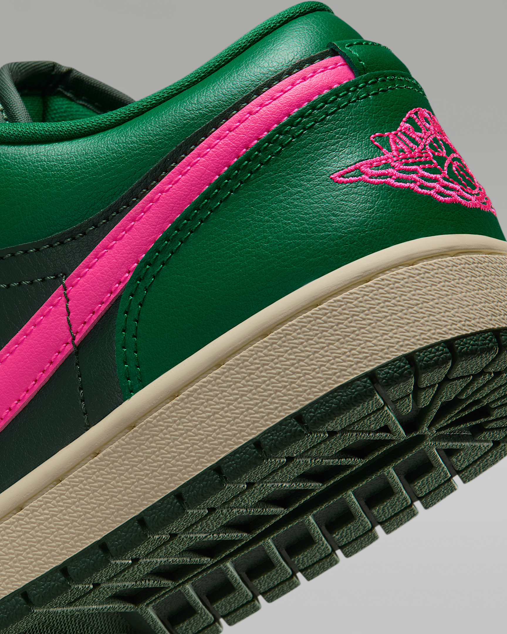 Air Jordan 1 Low Women's Shoes - 8