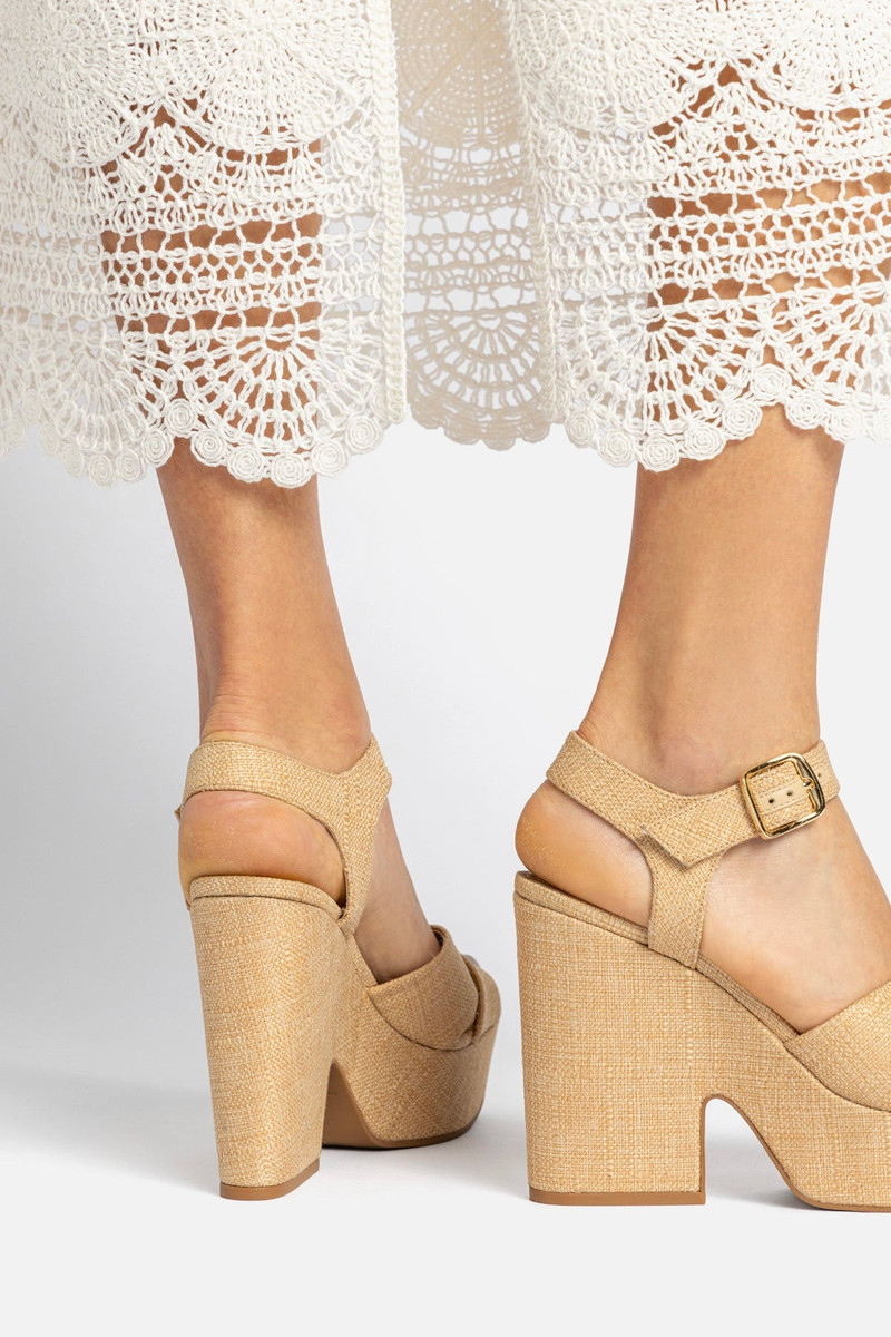 Larroudé Cher Sandal In Beige Raffia outlook