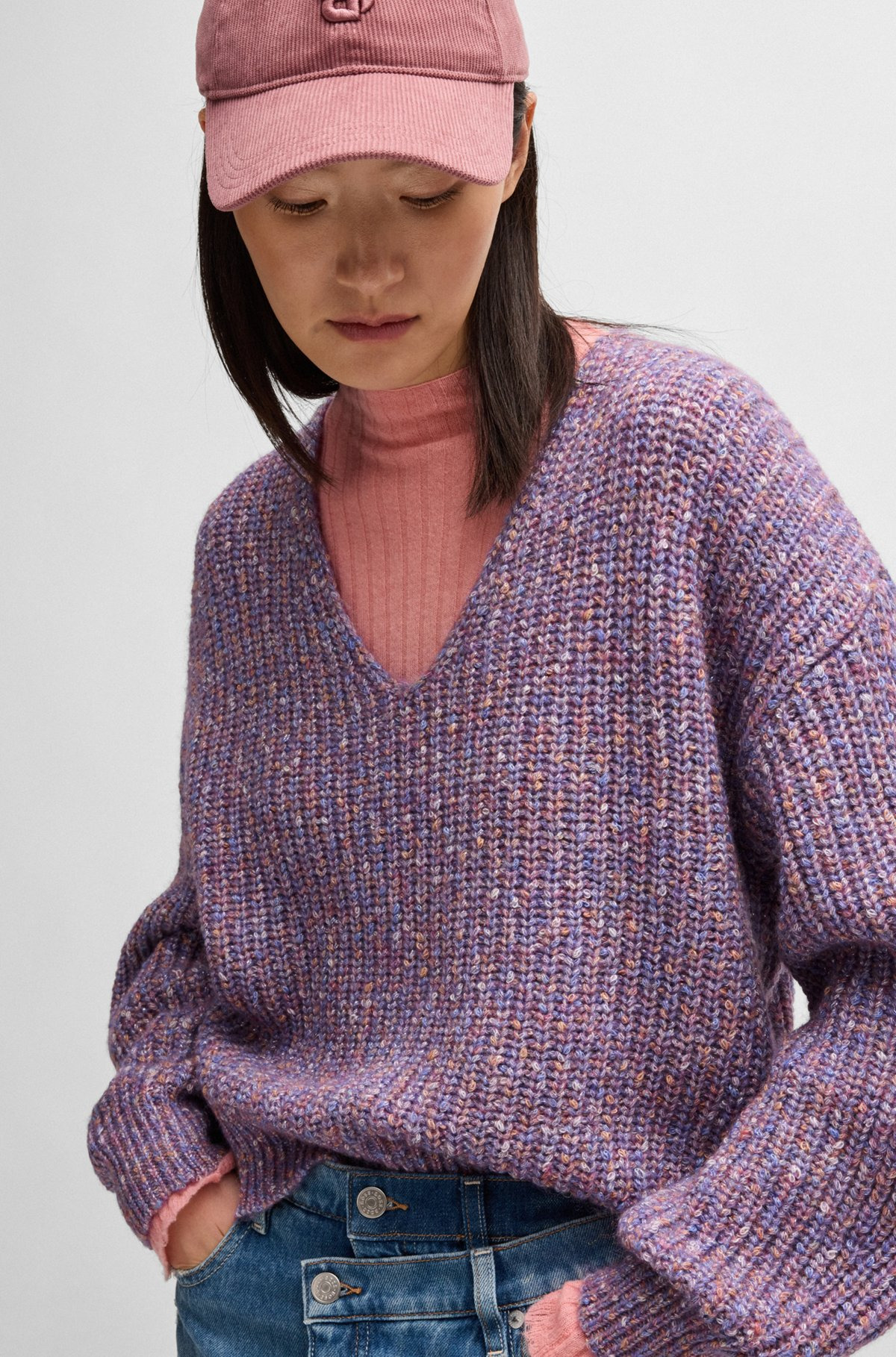 RELAXED-FIT V-NECK SWEATER IN A RIBBED KNIT - 5