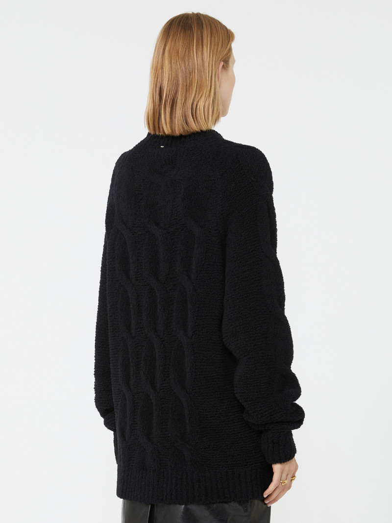 CURVONE Oversized fluffy sweater 4