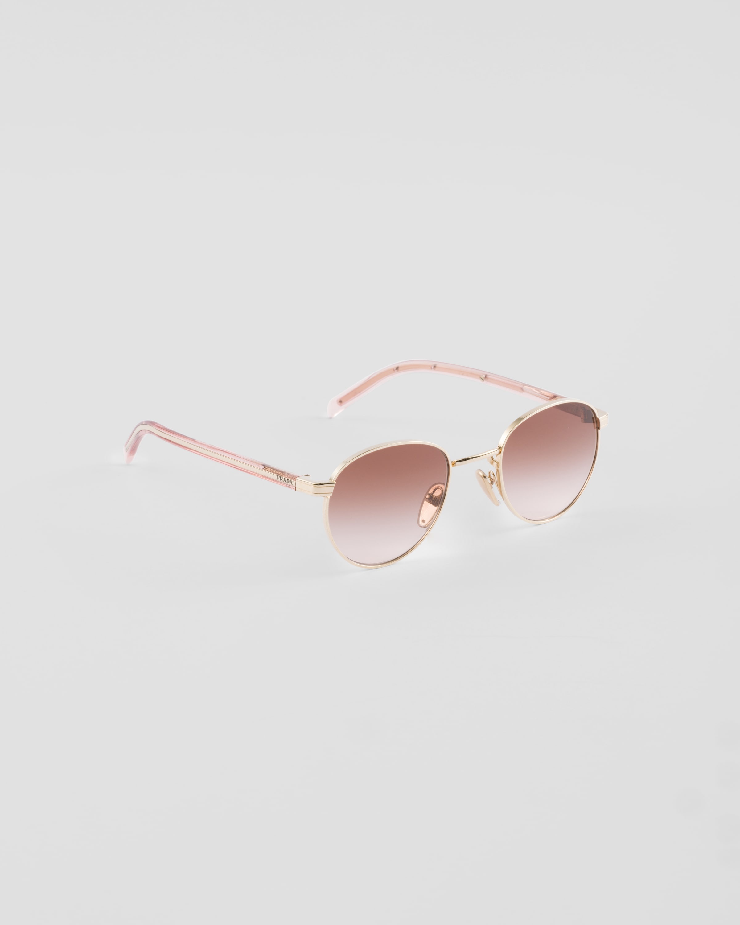 Sunglasses with the iconic metal plaque - 3