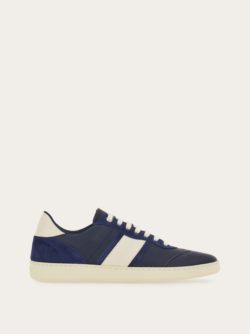 Low top sneaker with signature - 1