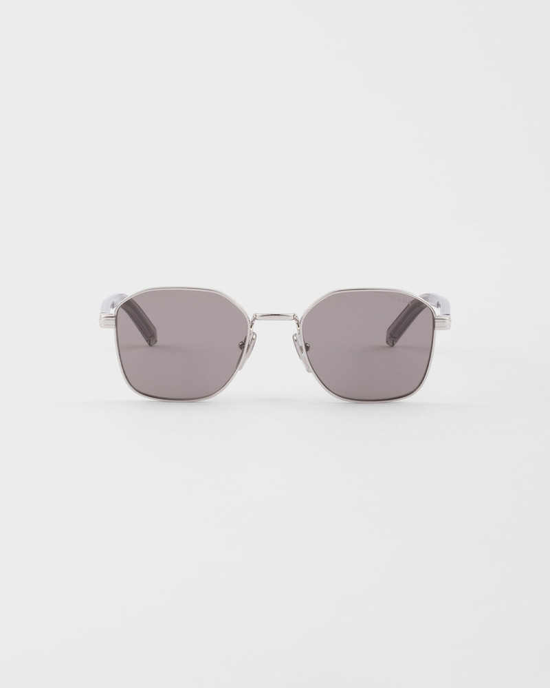 Sunglasses with the iconic metal plaque 1